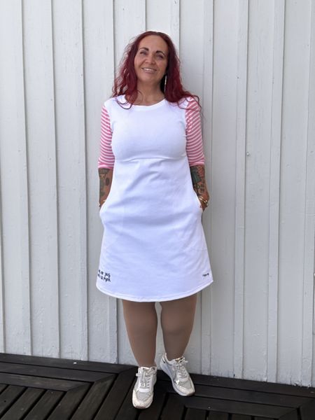 Til pynt❤️ Hvit jeanskjole med rosa ermer