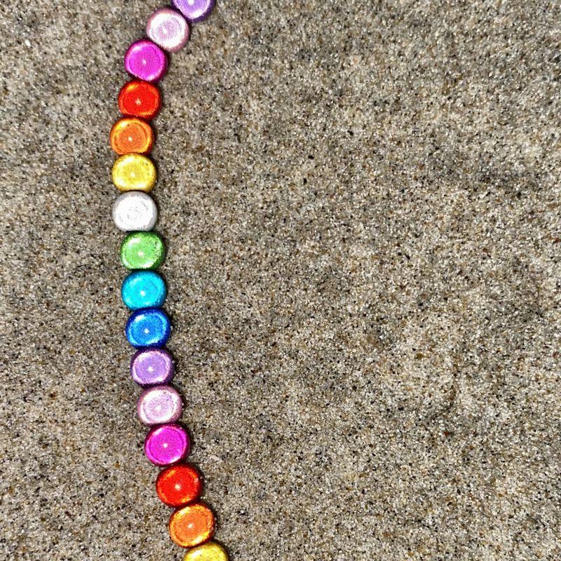 3 stk skinnende armbånd_regnbue+GråHvitt 4 mm & 6 mm perler
