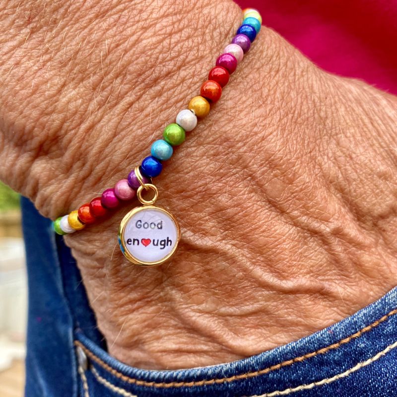 4 mm perler armbånd m/anheng_Fargerikt