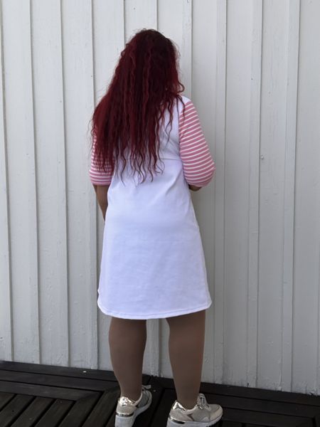 Til pynt❤️ Hvit jeanskjole med rosa ermer